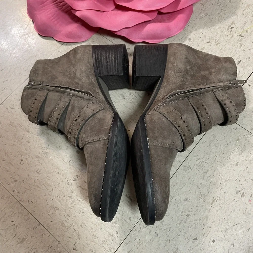 PAUL GREEN SoHo Moto Studded Buckle Suede Leather Ankle‎ Booties Sz 9 in Mineral